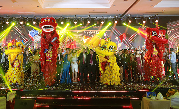 Sắc xuân ngập tràn trong đêm Year End Party “Dạ tiệc sắc màu”